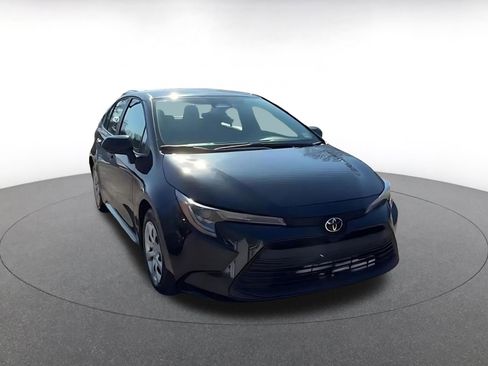 Used 2025 Toyota Corolla LE image 3