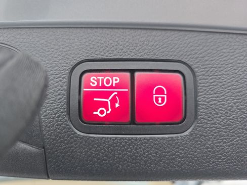 Used 2018 Mercedes-Benz GLC 300 4MATIC image 17