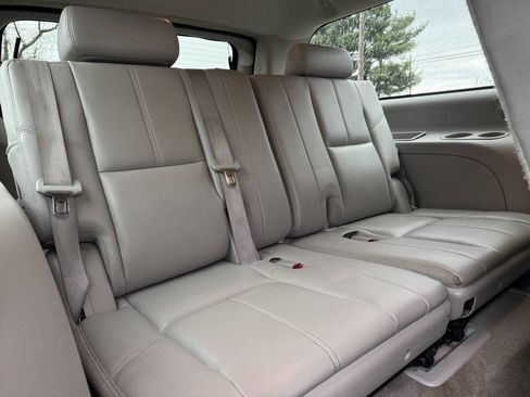 Used 2009 Chevrolet Suburban LT w/ Luxury Package image 15
