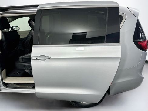 Used 2024 Chrysler Pacifica Touring-L FWD image 27