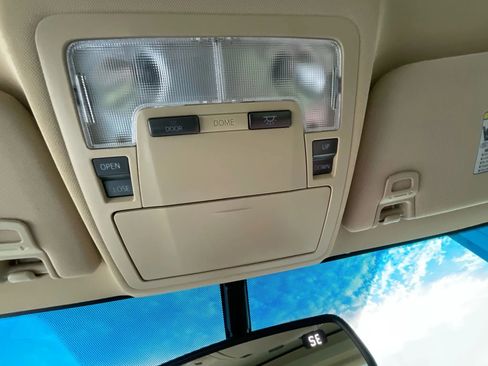 Used 2016 Toyota Avalon Touring image 32