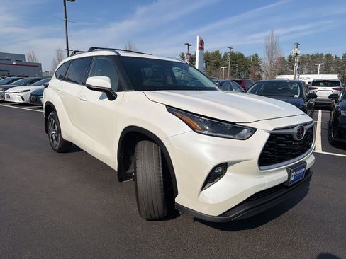 Used 2021 Toyota Highlander XLE image 3