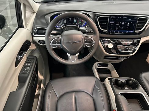Used 2024 Chrysler Pacifica Touring-L image 23