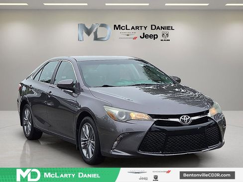 Used 2015 Toyota Camry SE FWD image 1