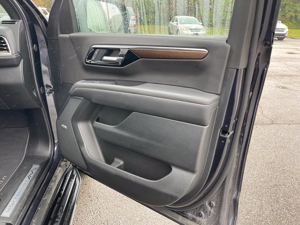 Used 2025 Chevrolet Suburban High Country AWD/4WD image 19