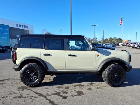 New 2025 Ford Bronco Badlands image 2