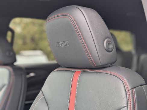 Used 2025 Chevrolet Traverse RS image 31