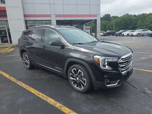 Used 2022 GMC Terrain SLT w/ Infotainment Package II AWD/4WD image 3