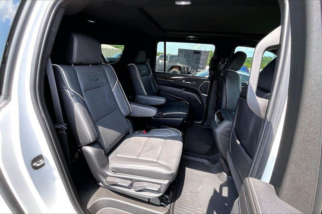 Used 2024 Cadillac Escalade ESV Premium Luxury AWD/4WD image 27