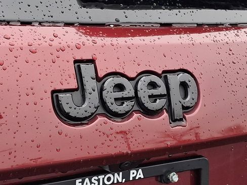 Certified 2022 Jeep Grand Cherokee Laredo X image 28