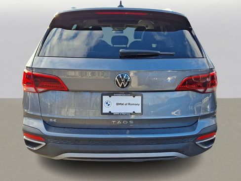 Used 2022 Volkswagen Taos SE w/ Panoramic Sunroof Package FWD image 5