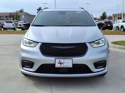 New 2026 Chrysler Pacifica Limited w/ S Appearance Package
