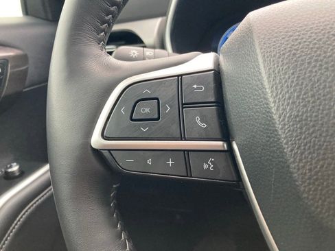 Used 2025 Toyota Highlander Platinum image 16