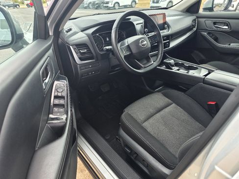 Used 2025 Nissan Rogue SV image 9