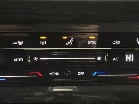 Used 2024 Volkswagen Tiguan SE R-Line image 18