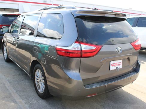 Used 2015 Toyota Sienna XLE w/ XLE Navigation Package FWD image 5