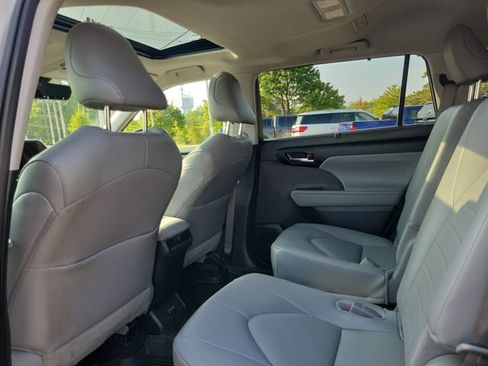 Used 2024 Toyota Highlander XLE AWD/4WD image 10