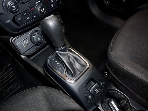 Used 2023 Jeep Renegade Latitude image 34