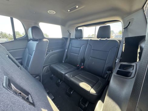 Used 2023 GMC Acadia SLT image 31