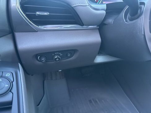 Used 2020 Chevrolet Traverse LT image 23