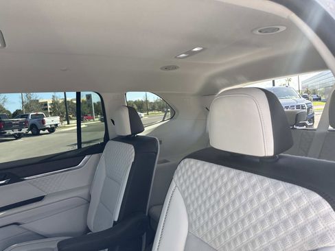 Used 2024 GMC Acadia Denali image 15