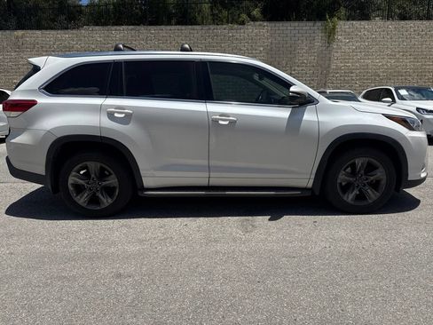 Used 2017 Toyota Highlander Limited Platinum FWD image 5