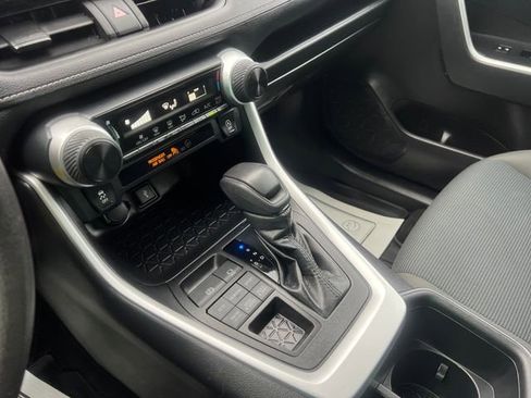 Used 2022 Toyota RAV4 LE image 19