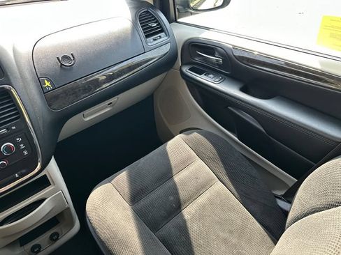 Used 2019 Dodge Grand Caravan SE FWD image 21