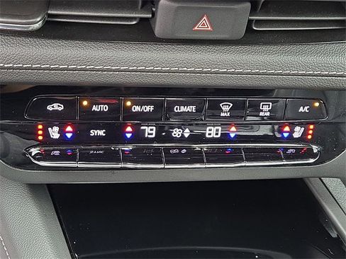 Used 2023 Buick Envision Avenir image 16