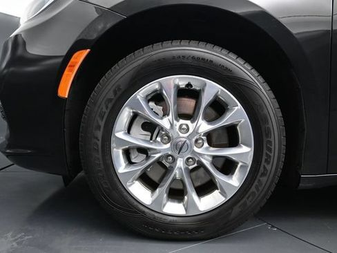 Certified 2022 Chrysler Pacifica Touring-L AWD/4WD image 17