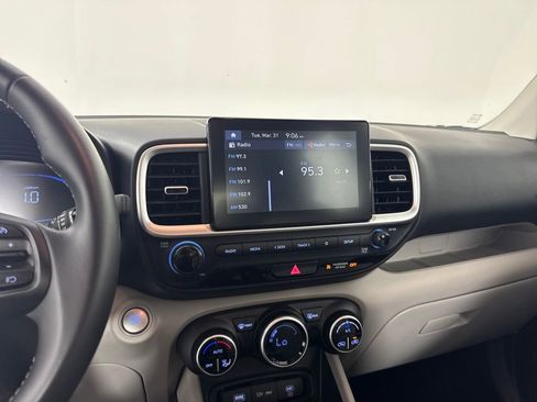 Used 2025 Hyundai Venue SEL image 17