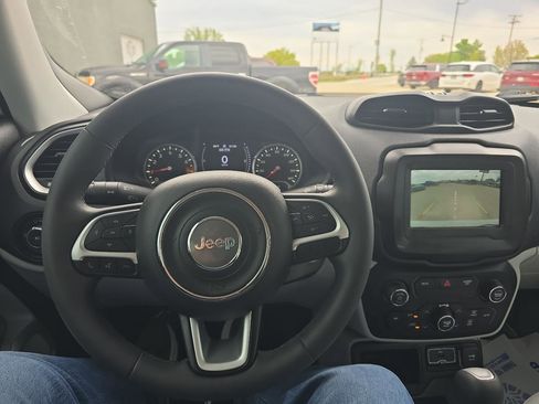 Used 2018 Jeep Renegade Latitude w/ Popular Equipment Group FWD image 36