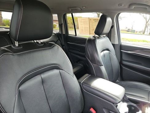 Used 2023 Jeep Grand Cherokee Limited w/ Black Appearance Package image 12