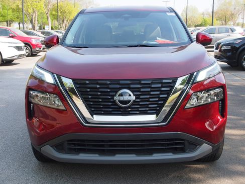 Used 2023 Nissan Rogue SV image 2