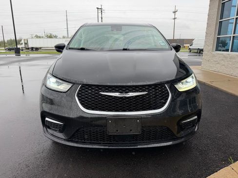 Used 2023 Chrysler Pacifica Touring-L FWD image 2