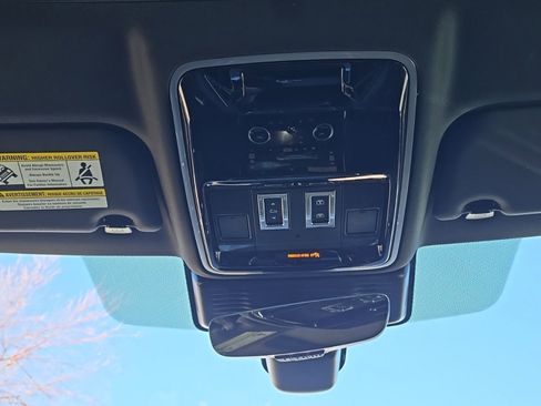 Used 2023 Land Rover Range Rover Velar R-Dynamic S image 21