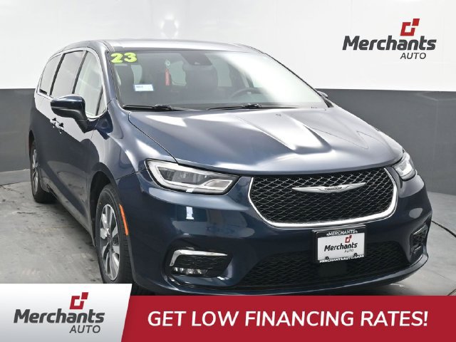 Used 2023 Chrysler Pacifica Touring-L FWD image 1