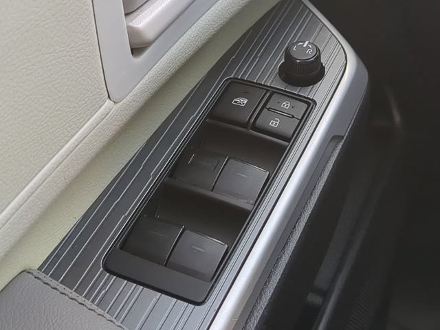 Used 2025 Toyota Sienna LE FWD image 27