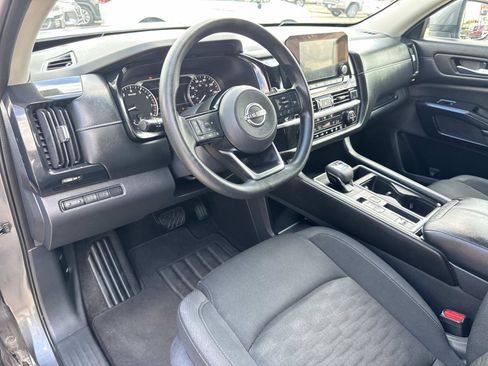 Used 2022 Nissan Pathfinder S FWD image 17