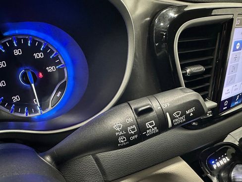 Used 2023 Chrysler Pacifica Touring-L image 22