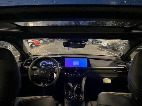 New 2026 Toyota Crown Platinum image 4