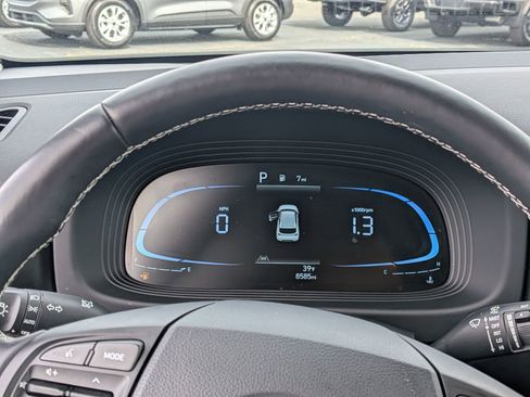 Used 2025 Hyundai Venue Limited FWD image 19