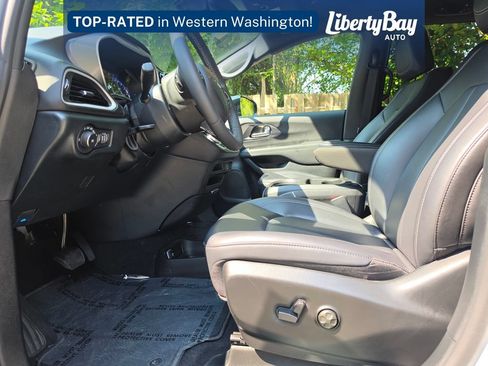Used 2026 Chrysler Pacifica Select FWD image 12