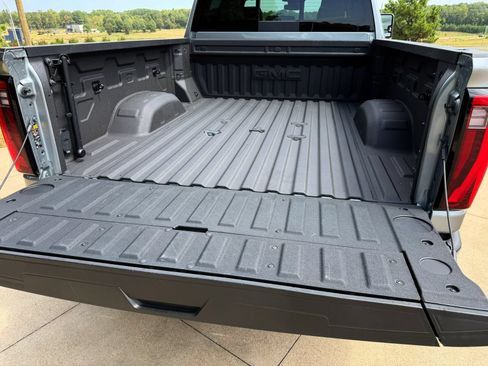 Used 2025 GMC Sierra 2500 SLT w/ SLT Premium Package AWD/4WD image 10