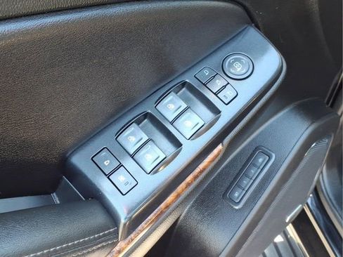 Used 2020 Chevrolet Suburban Premier image 25