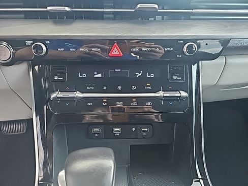 Used 2024 Kia Carnival EX image 17