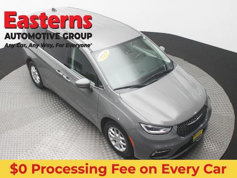 Used 2023 Chrysler Pacifica Touring-L FWD image 3