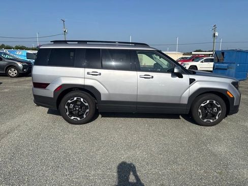 Used 2025 Hyundai Santa Fe SEL FWD image 2