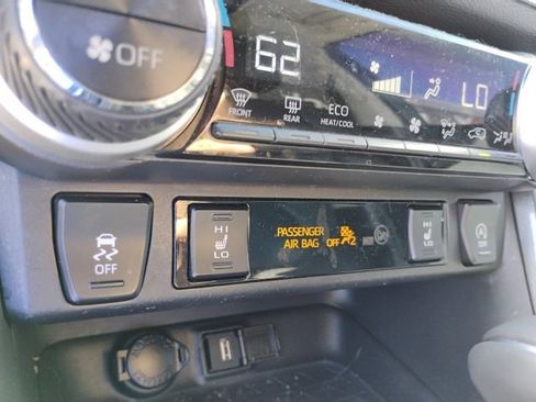 Used 2021 Toyota RAV4 XLE Premium image 18