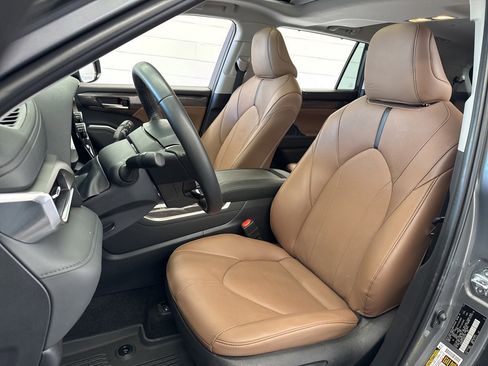 Certified 2025 Toyota Highlander Limited image 16